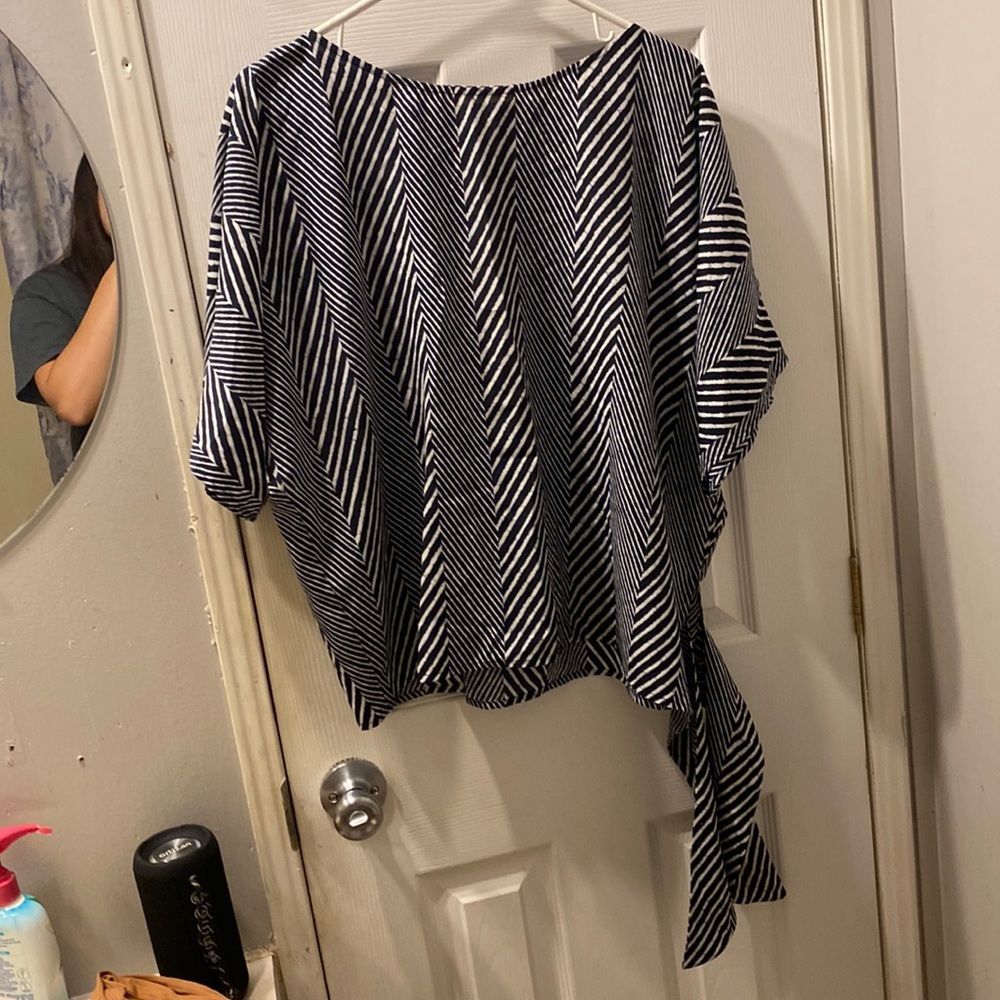 I’m selling a T-shirt it ties in the front the size is a large